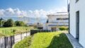 Gartenbereich mit seitlichem Seeblick