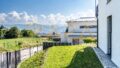 Gartenbereich mit seitlichem Seeblick