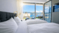 Schlafzimmer mit Seeblick