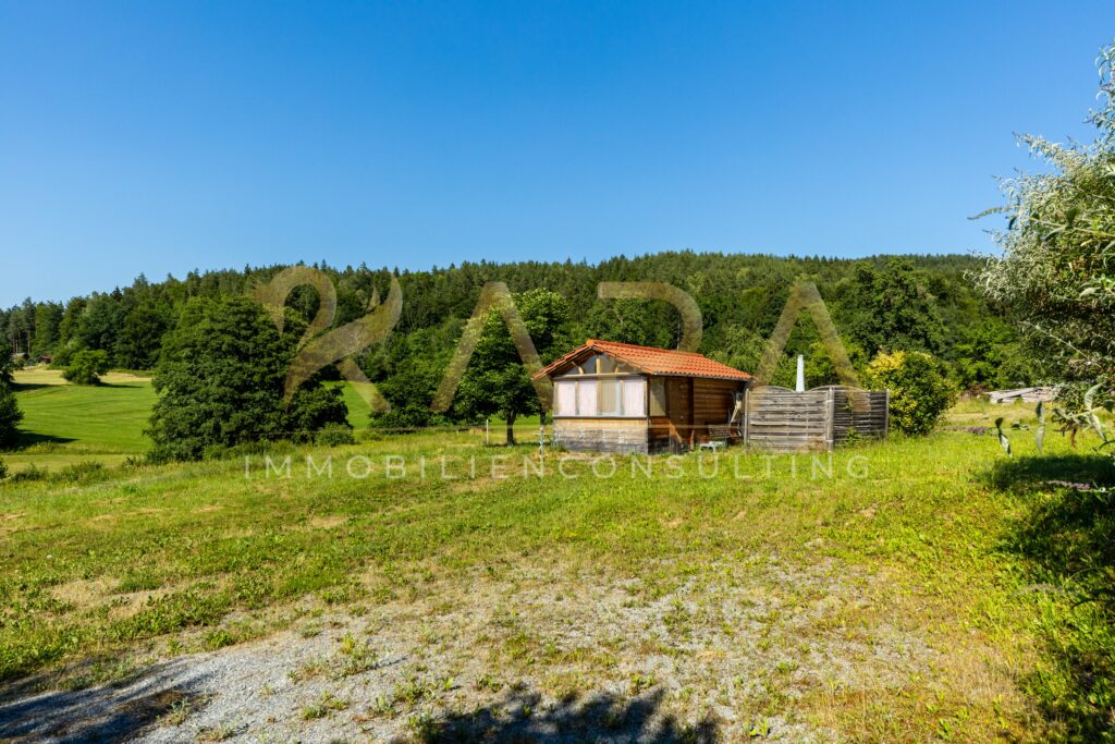 Grundstück mit Holzhütte